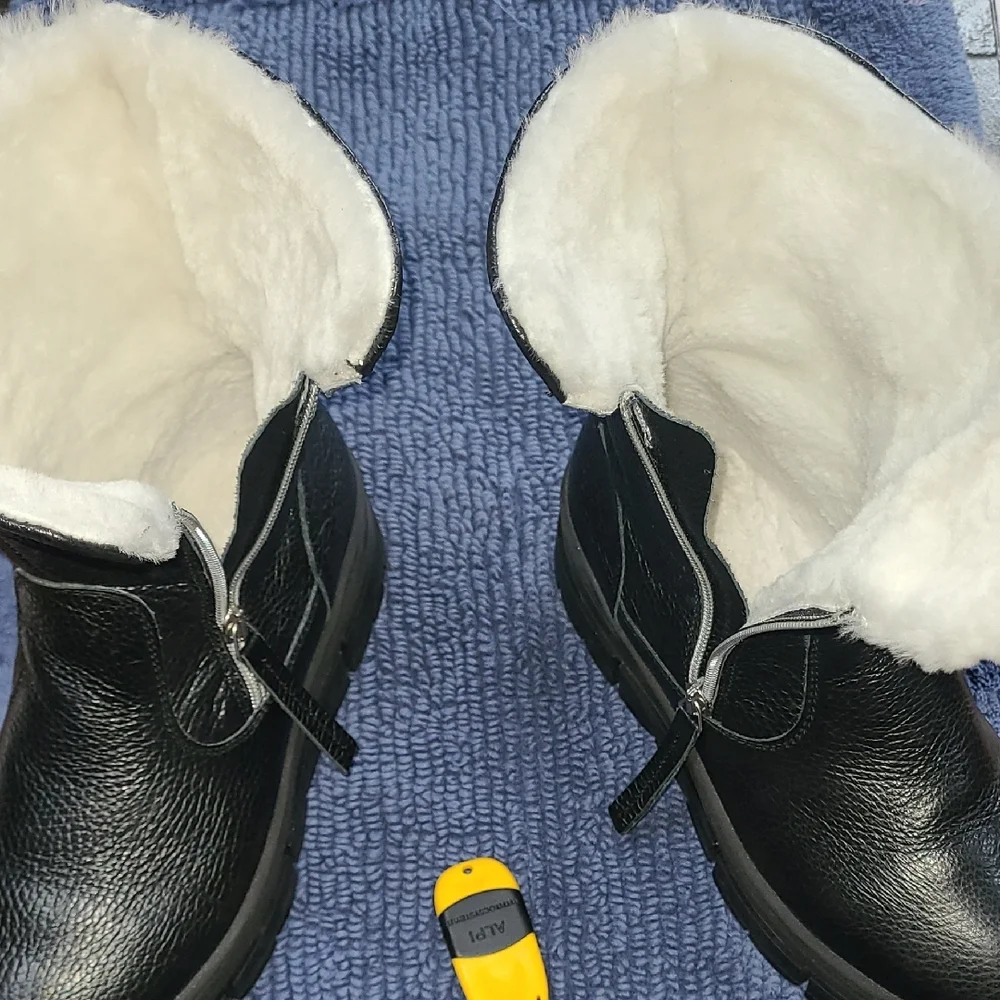 Black Leather, Faux-Fur Lined Women's Winter Zip Boots, U.S. Size 8 - Picture 9 of 15